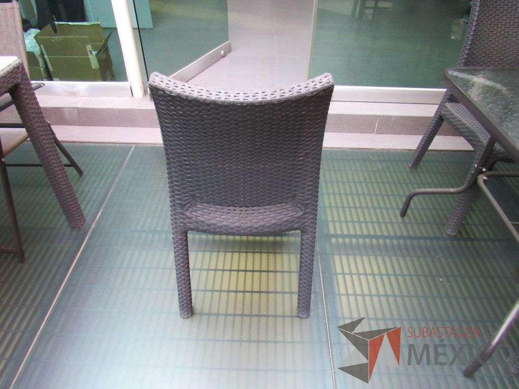 Lote 044 - Mesa para exterior de vidrio con sombrilla y 4 sillas - Imagen 8