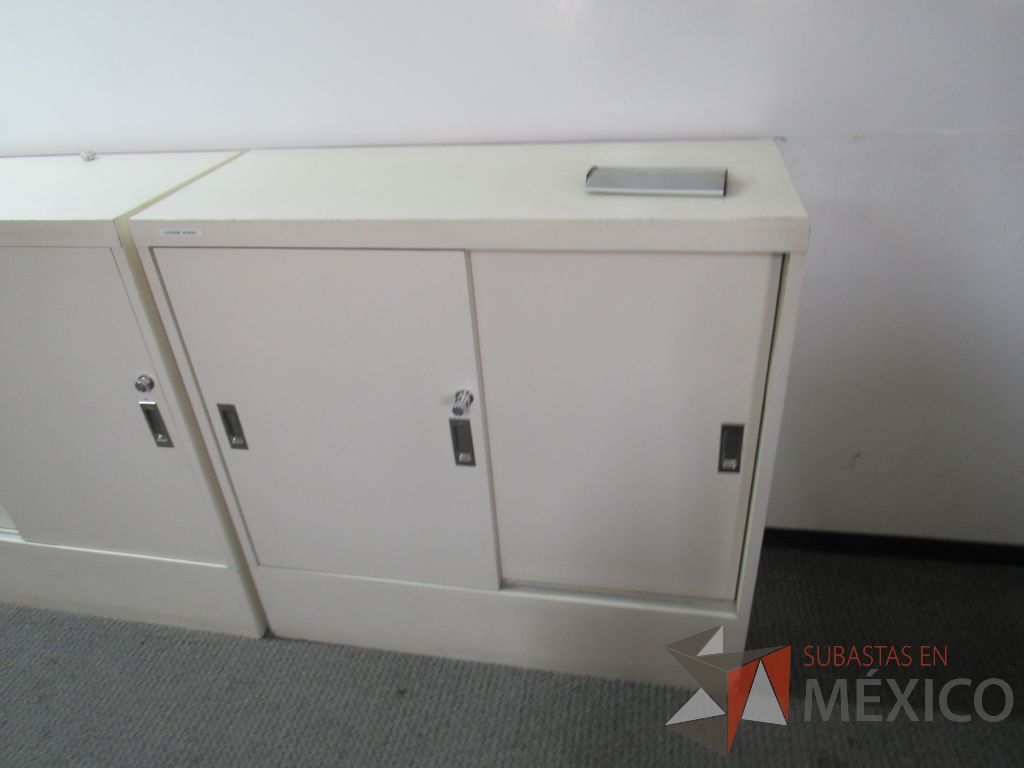 Lote 011 - Gabinete tipo madera con 2 puertas y 1 entrepaño color blanco - Imagen 4