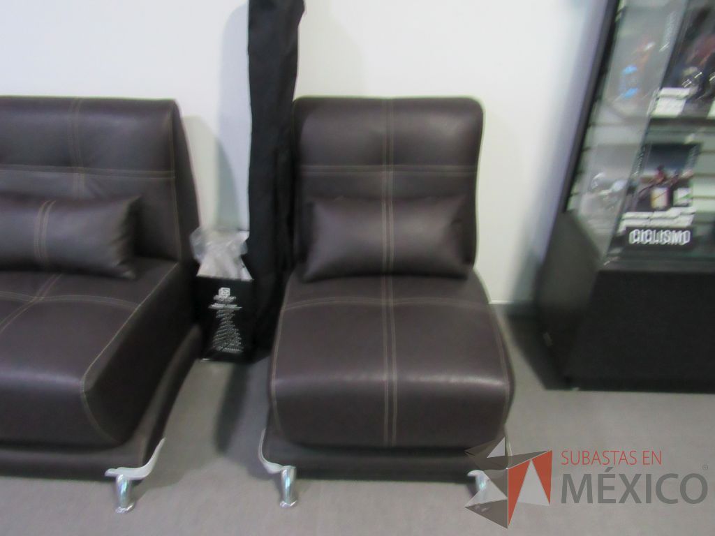 Lote 002 - Sillón de 1 plaza con cojín tipo piel color café