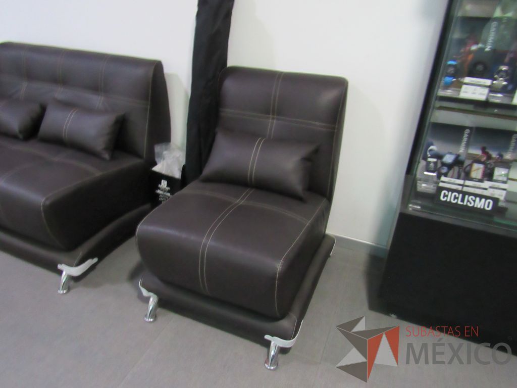 Lote 002 - Sillón de 1 plaza con cojín tipo piel color café - Imagen 2