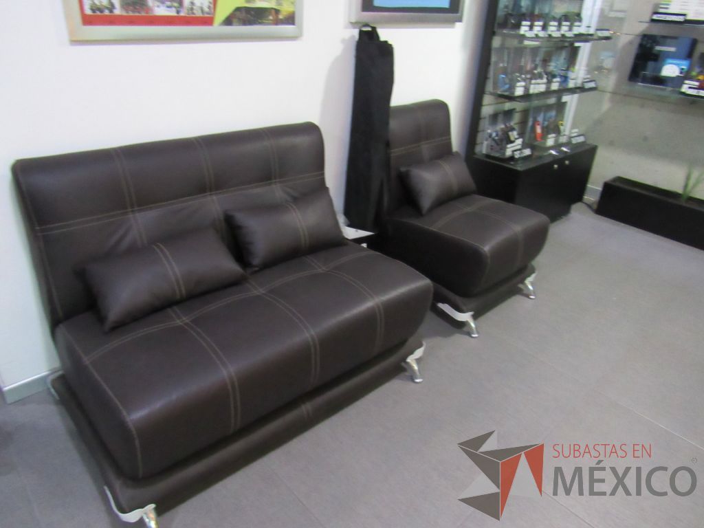 Lote 003 - Sillón de 2 plazas con 2 cojines tipo piel color café - Imagen 4