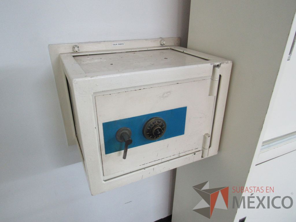 Lote 007 - Caja fuerte metálica con manija de combinación - Imagen 2