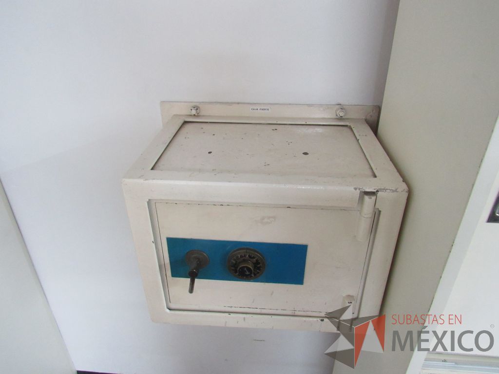 Lote 007 - Caja fuerte metálica con manija de combinación - Imagen 4