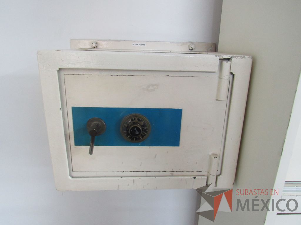 Lote 007 - Caja fuerte metálica con manija de combinación - Imagen 6