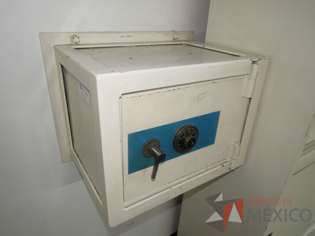 Lote 007 - Caja fuerte metálica con manija de combinación