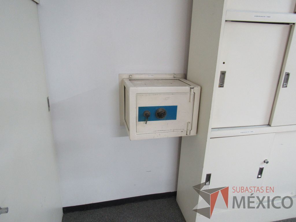 Lote 007 - Caja fuerte metálica con manija de combinación - Imagen 9