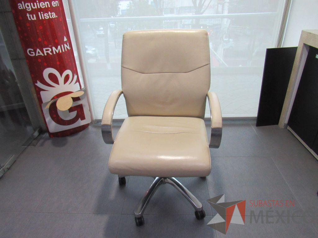Lote 035 - 5 Sillas ejecutiva con ruedas, descansabrazos, asiento y respaldo tipo piel color beige.