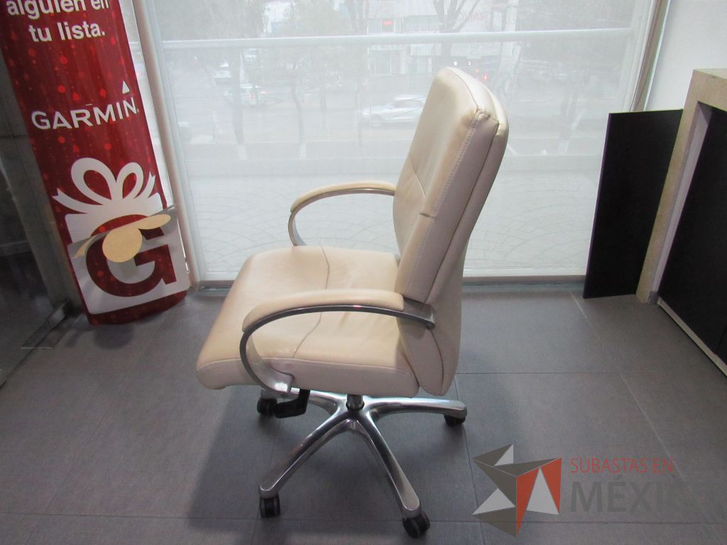 Lote 035 - 5 Sillas ejecutiva con ruedas, descansabrazos, asiento y respaldo tipo piel color beige. - Imagen 2