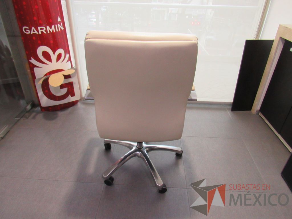 Lote 035 - 5 Sillas ejecutiva con ruedas, descansabrazos, asiento y respaldo tipo piel color beige. - Imagen 3