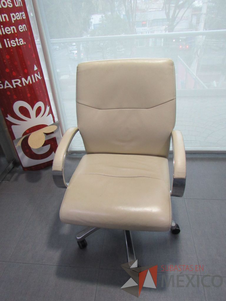 Lote 035 - 5 Sillas ejecutiva con ruedas, descansabrazos, asiento y respaldo tipo piel color beige. - Imagen 4