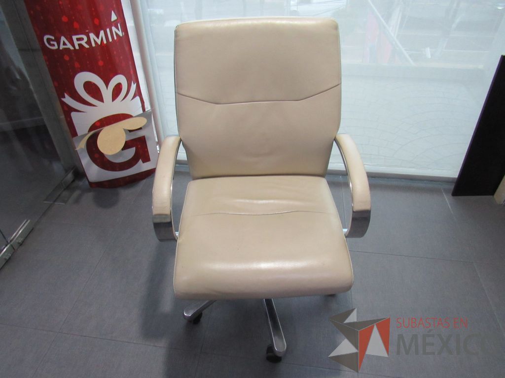 Lote 035 - 5 Sillas ejecutiva con ruedas, descansabrazos, asiento y respaldo tipo piel color beige. - Imagen 5