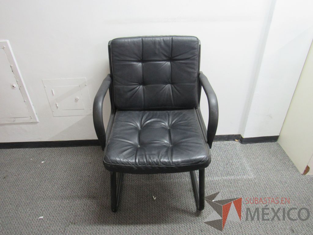 Lote 022 - 2 Sillas de visita tipo trineo con asiento y respaldo tipo piel color negro - Imagen 2