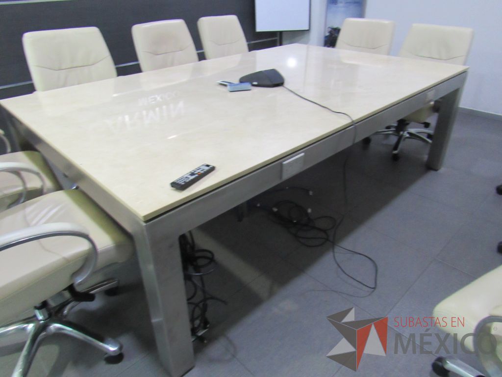 Lote 034 - Mesa de sala de juntas para 10 personas con base metálica y cubierta tipo marmol color beige, recomendamos inspeccionar