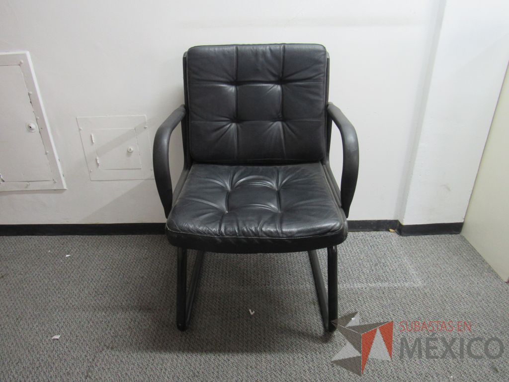 Lote 022 - 2 Sillas de visita tipo trineo con asiento y respaldo tipo piel color negro
