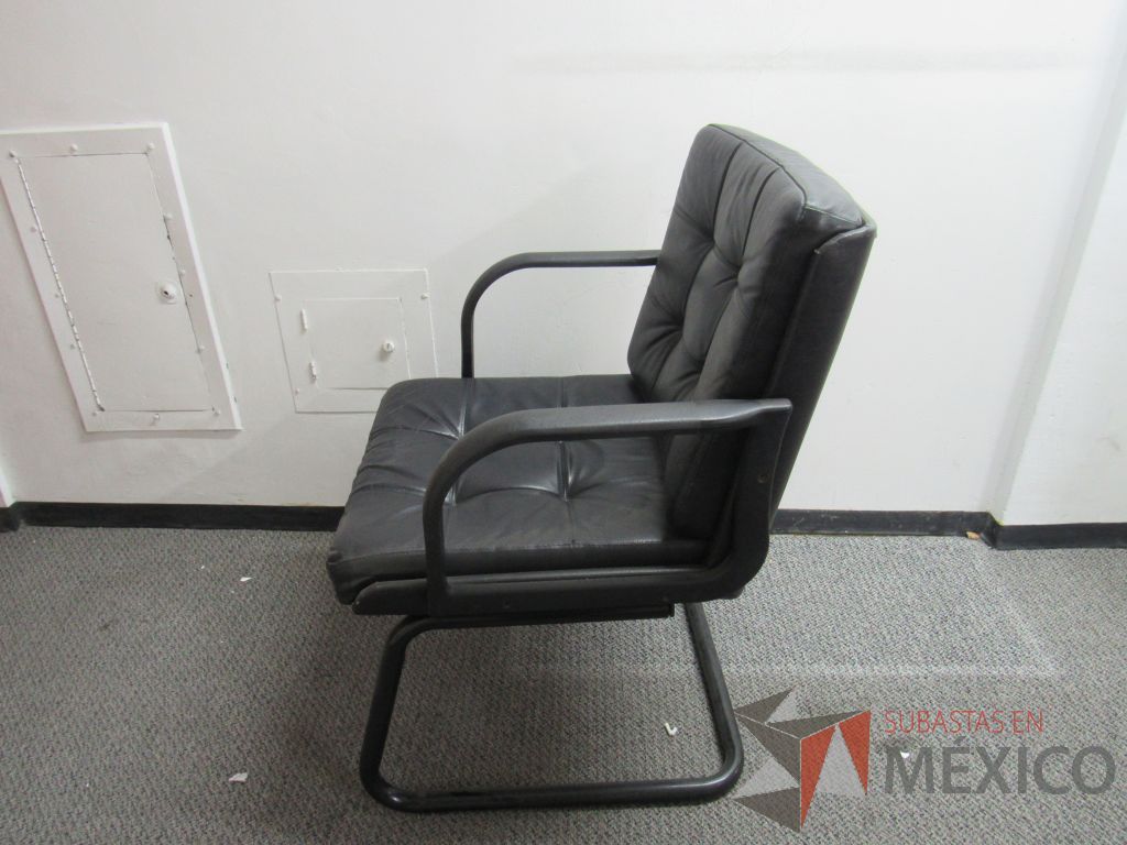 Lote 022 - 2 Sillas de visita tipo trineo con asiento y respaldo tipo piel color negro - Imagen 4
