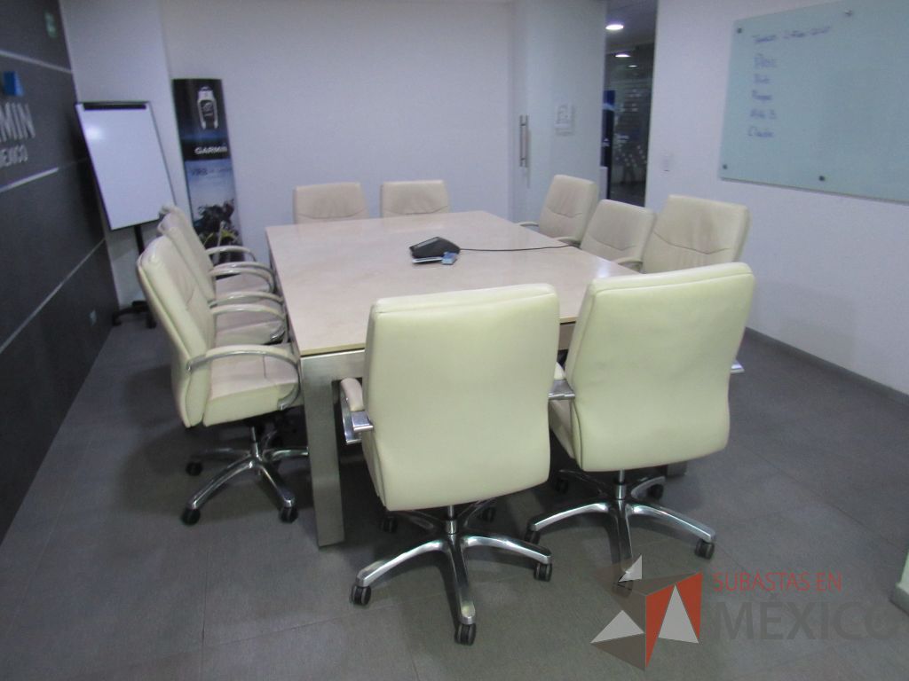 Lote 034 - Mesa de sala de juntas para 10 personas con base metálica y cubierta tipo marmol color beige, recomendamos inspeccionar - Imagen 7