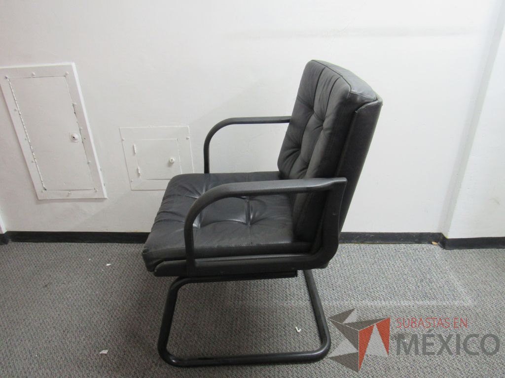 Lote 022 - 2 Sillas de visita tipo trineo con asiento y respaldo tipo piel color negro - Imagen 5