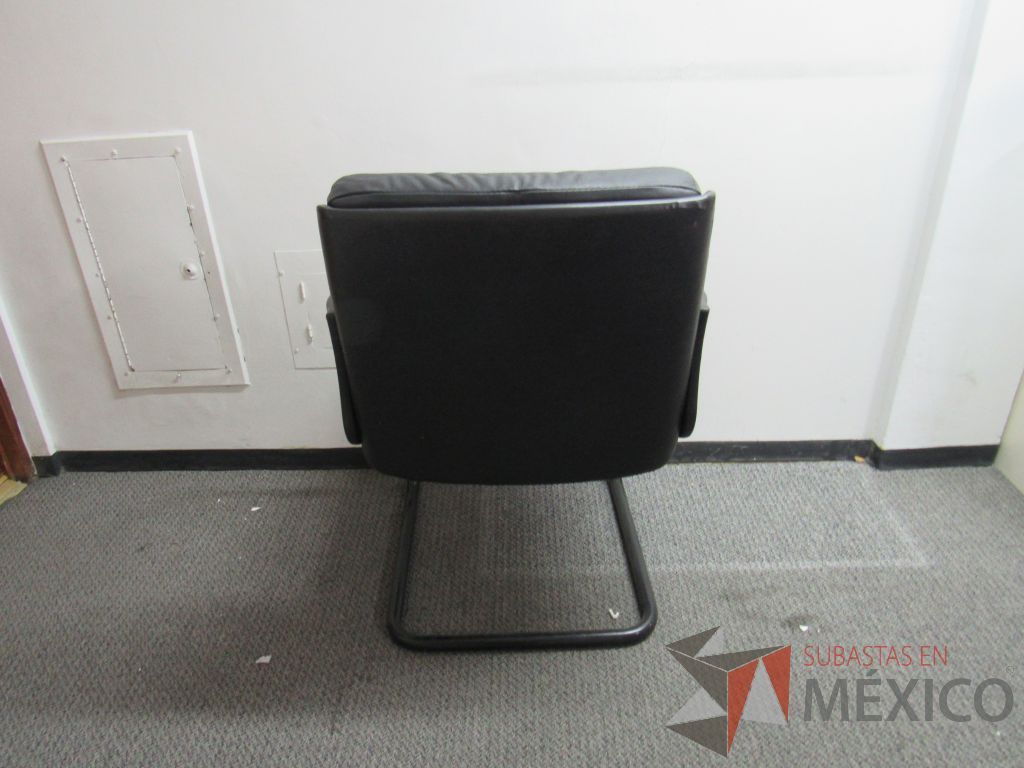 Lote 022 - 2 Sillas de visita tipo trineo con asiento y respaldo tipo piel color negro - Imagen 6