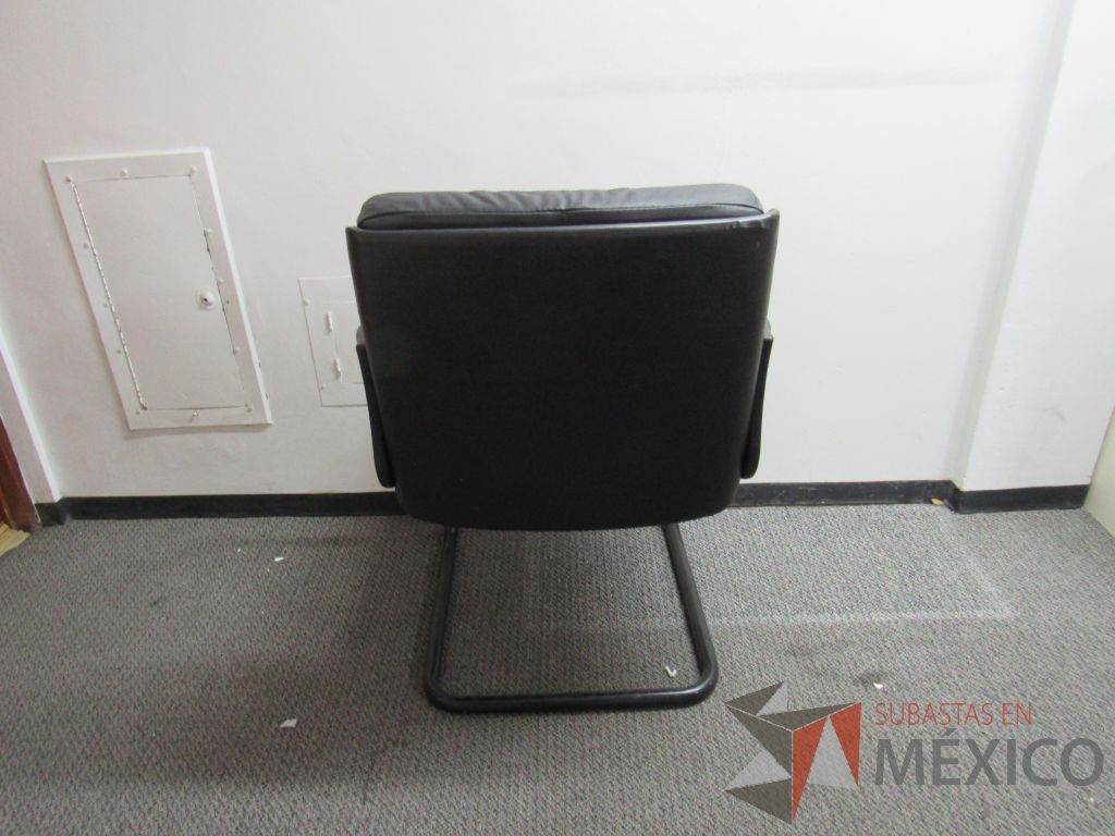 Lote 022 - 2 Sillas de visita tipo trineo con asiento y respaldo tipo piel color negro - Imagen 7
