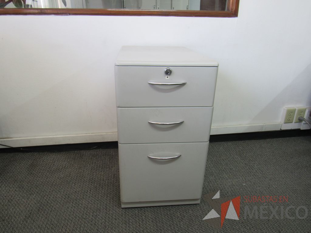 Lote 025 - Escritorio en escuadra tipo madera con base metálica y archivero vertical de 3 cajones - Imagen 5
