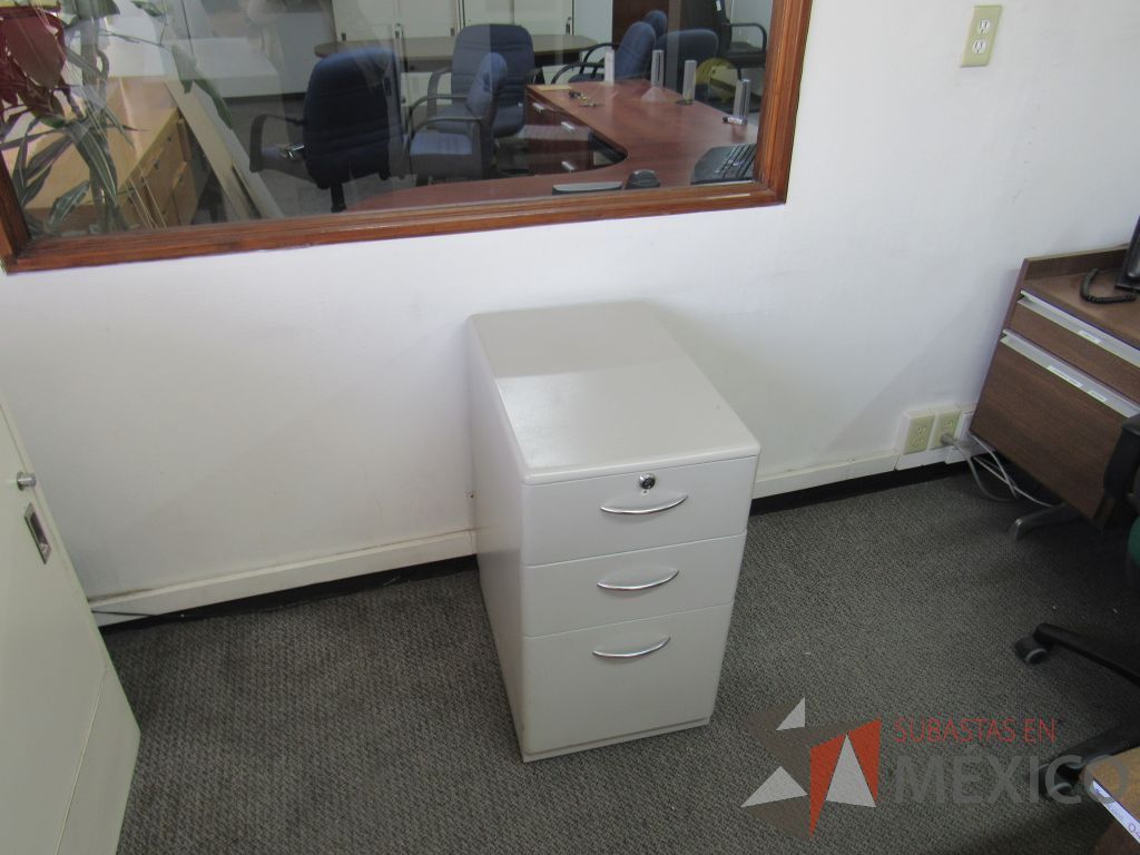 Lote 025 - Escritorio en escuadra tipo madera con base metálica y archivero vertical de 3 cajones - Imagen 6