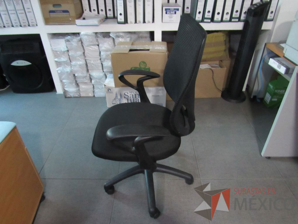 Lote 039 - 2 Sillas operativas con ruedas, descansabrazos, asiento en tela y respaldo en malla color negro. - Imagen 2