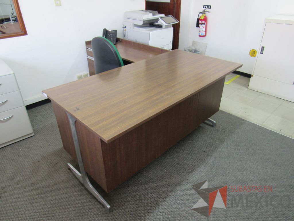 Lote 025 - Escritorio en escuadra tipo madera con base metálica y archivero vertical de 3 cajones - Imagen 8