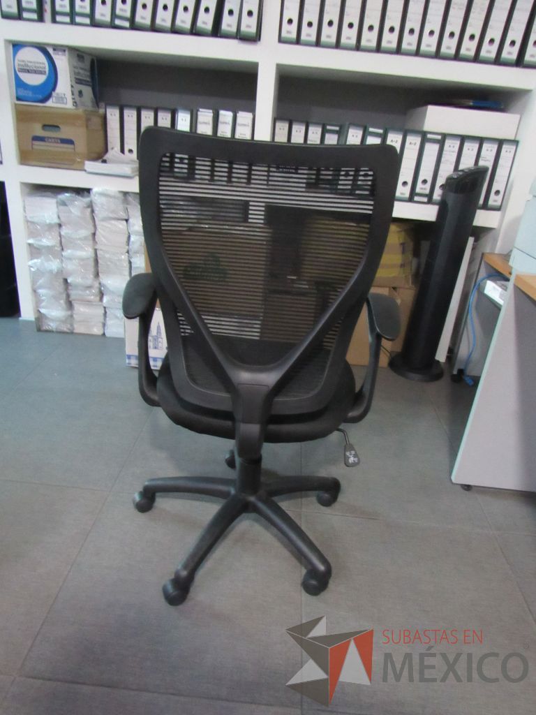 Lote 039 - 2 Sillas operativas con ruedas, descansabrazos, asiento en tela y respaldo en malla color negro. - Imagen 5