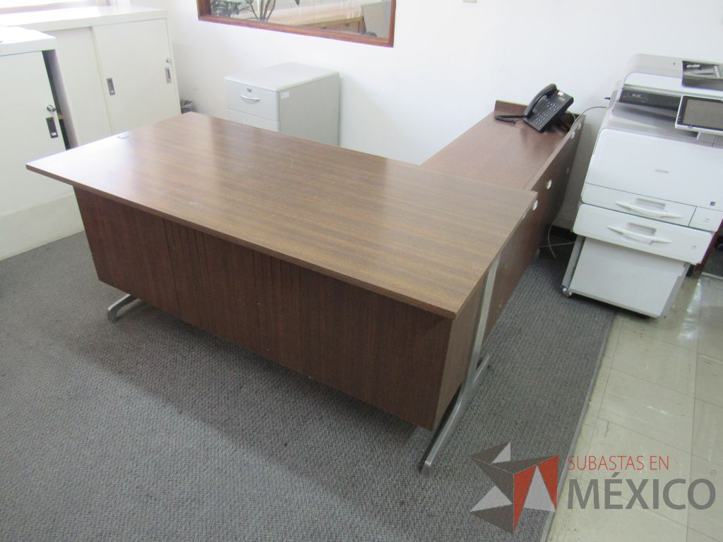 Lote 025 - Escritorio en escuadra tipo madera con base metálica y archivero vertical de 3 cajones - Imagen 10