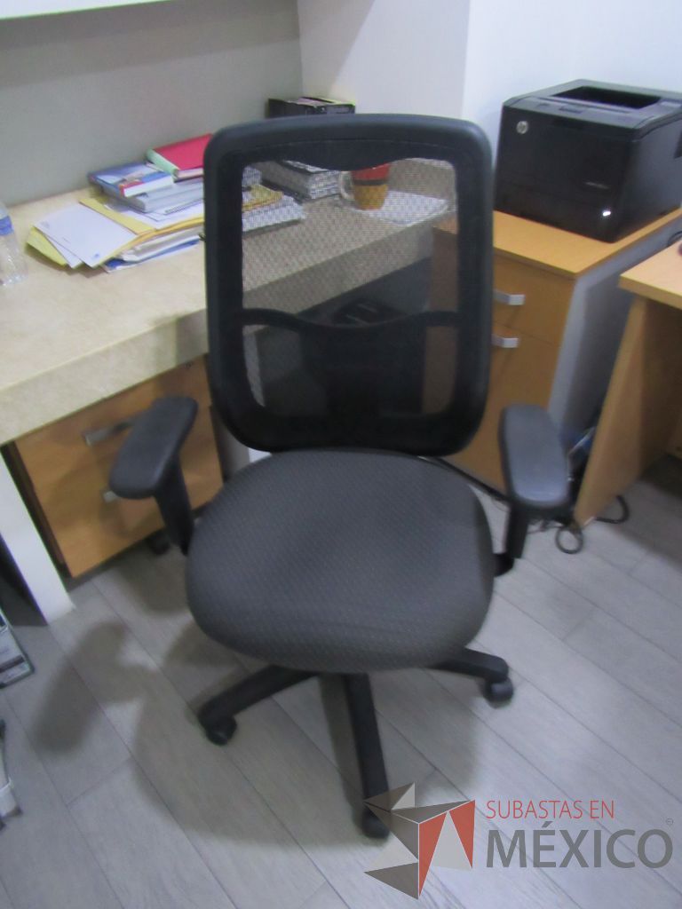 Lote 020 - Silla operativa con ruedas, descansabrazos, asiento en tela color gris y respaldo alto en malla color negro - Imagen 2