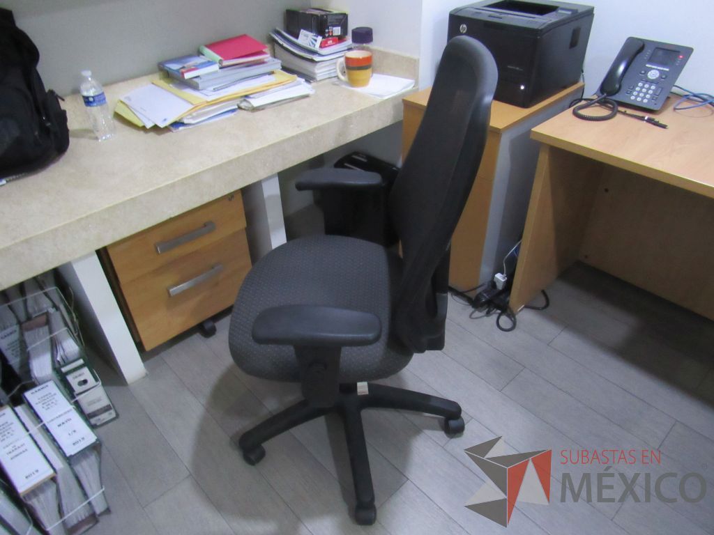 Lote 020 - Silla operativa con ruedas, descansabrazos, asiento en tela color gris y respaldo alto en malla color negro - Imagen 3