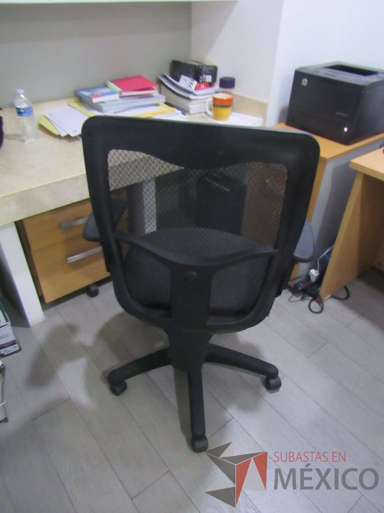 Lote 020 - Silla operativa con ruedas, descansabrazos, asiento en tela color gris y respaldo alto en malla color negro - Imagen 4