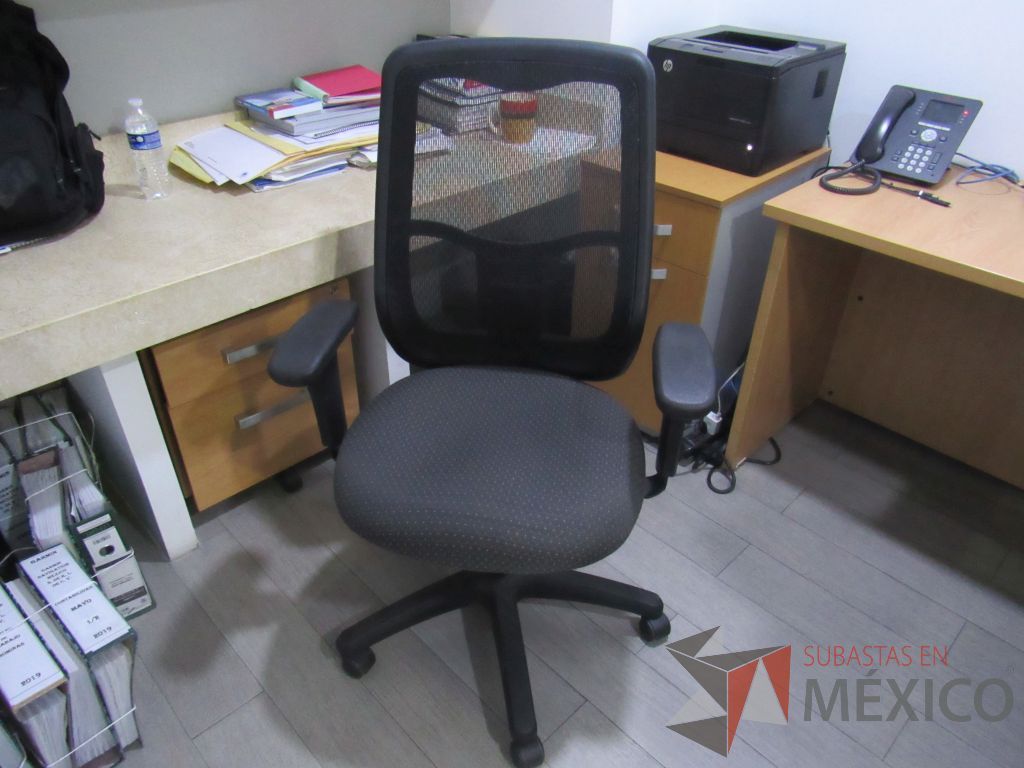 Lote 020 - Silla operativa con ruedas, descansabrazos, asiento en tela color gris y respaldo alto en malla color negro - Imagen 5