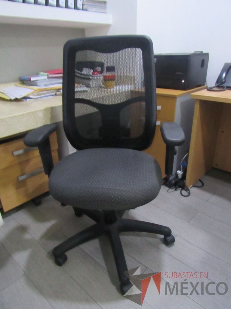 Lote 020 - Silla operativa con ruedas, descansabrazos, asiento en tela color gris y respaldo alto en malla color negro - Imagen 6