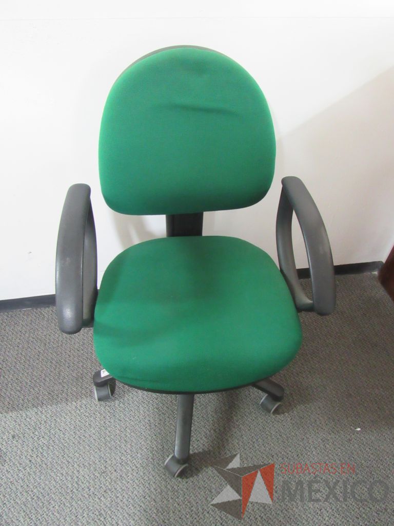 Lote 013 - 3 Sillas secretariales con ruedas, asiento y respaldo en tela color verde - Imagen 2