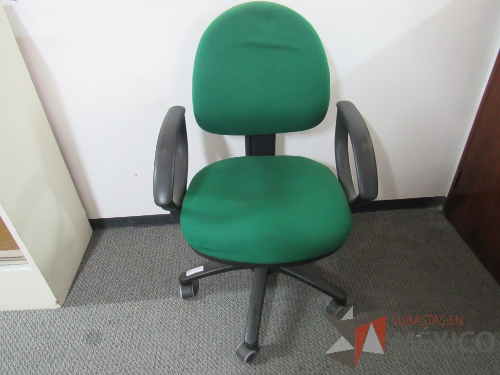 Lote 013 - 3 Sillas secretariales con ruedas, asiento y respaldo en tela color verde