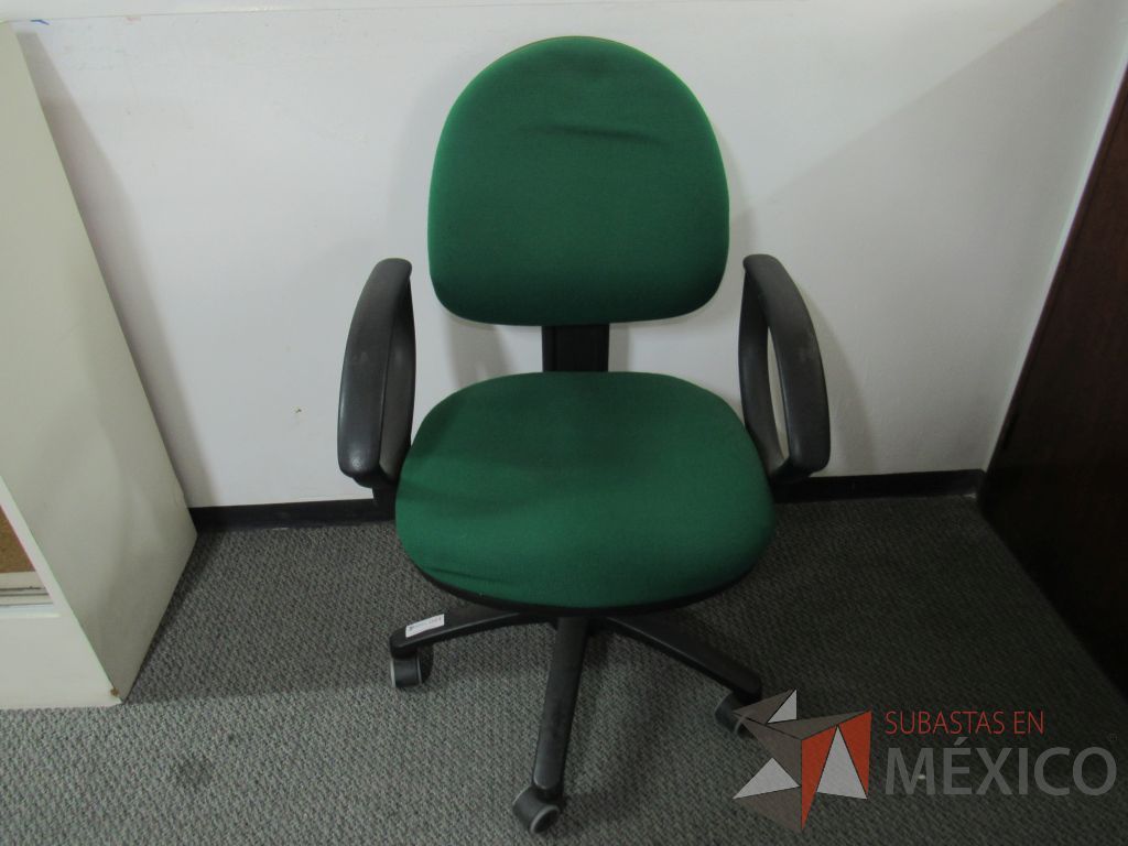 Lote 013 - 3 Sillas secretariales con ruedas, asiento y respaldo en tela color verde - Imagen 3