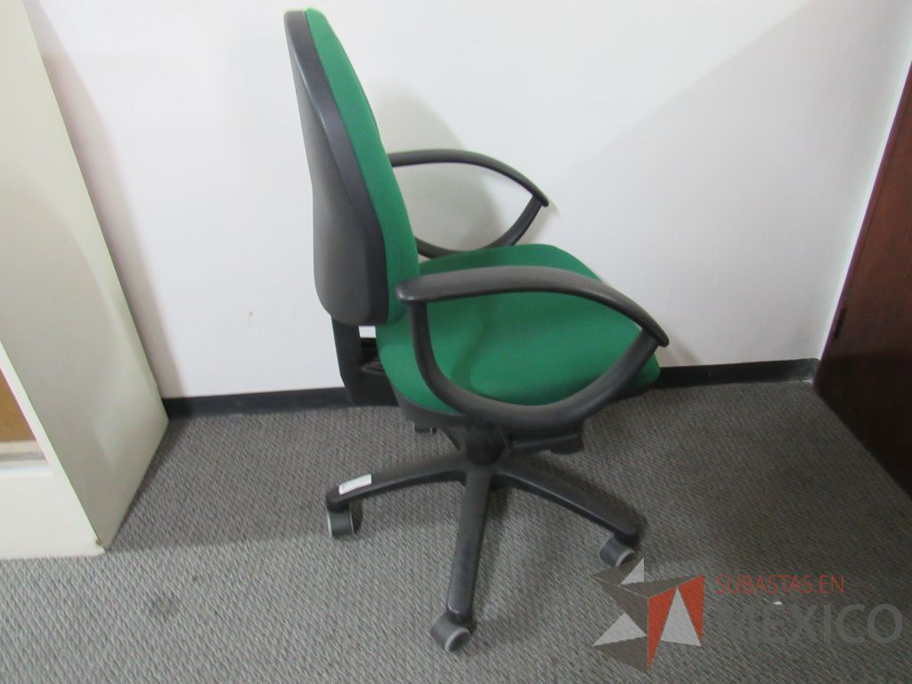Lote 013 - 3 Sillas secretariales con ruedas, asiento y respaldo en tela color verde - Imagen 4