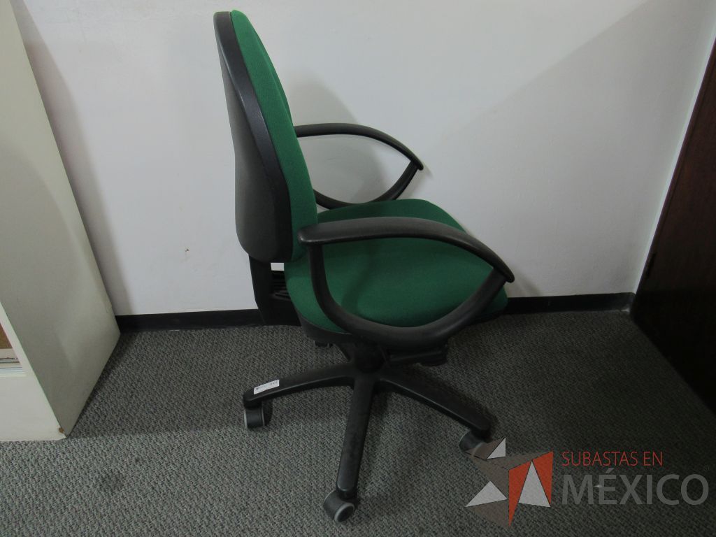 Lote 013 - 3 Sillas secretariales con ruedas, asiento y respaldo en tela color verde - Imagen 5
