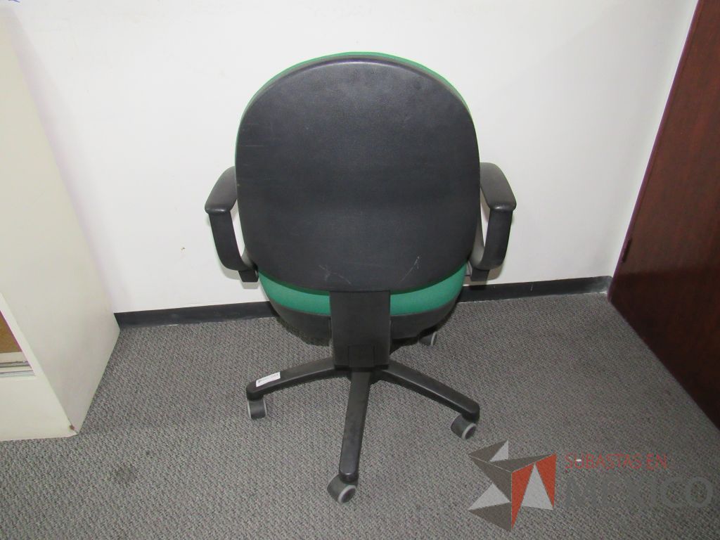 Lote 013 - 3 Sillas secretariales con ruedas, asiento y respaldo en tela color verde - Imagen 6