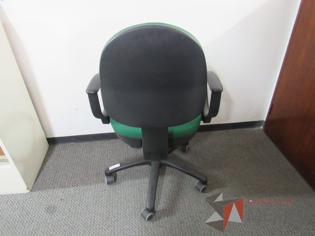Lote 013 - 3 Sillas secretariales con ruedas, asiento y respaldo en tela color verde - Imagen 7