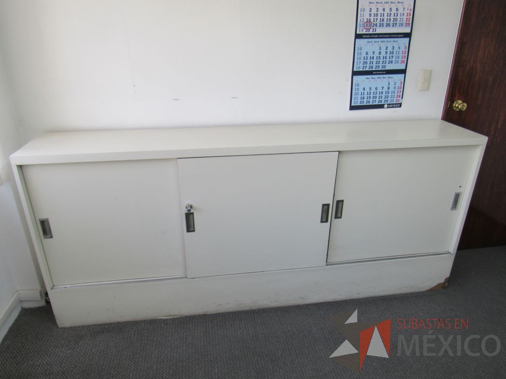 Lote 016 - Gabinete tipo madera con 3 puertas y 1 entrepaño color blanco - Imagen 3
