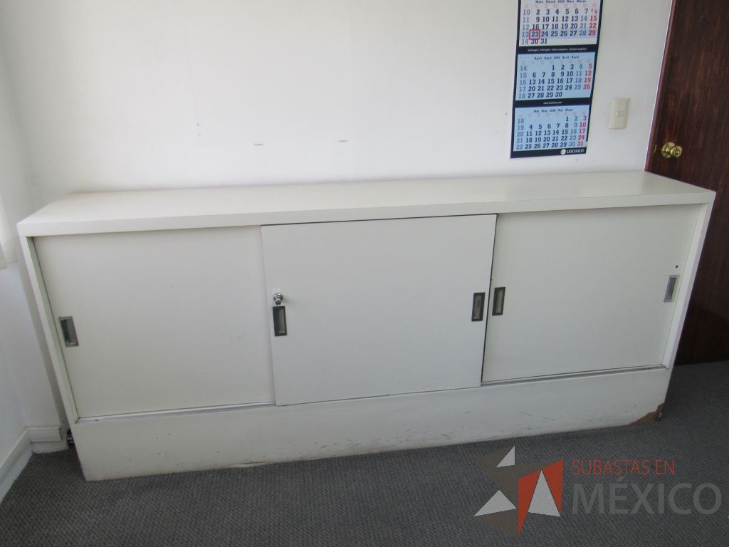 Lote 016 - Gabinete tipo madera con 3 puertas y 1 entrepaño color blanco