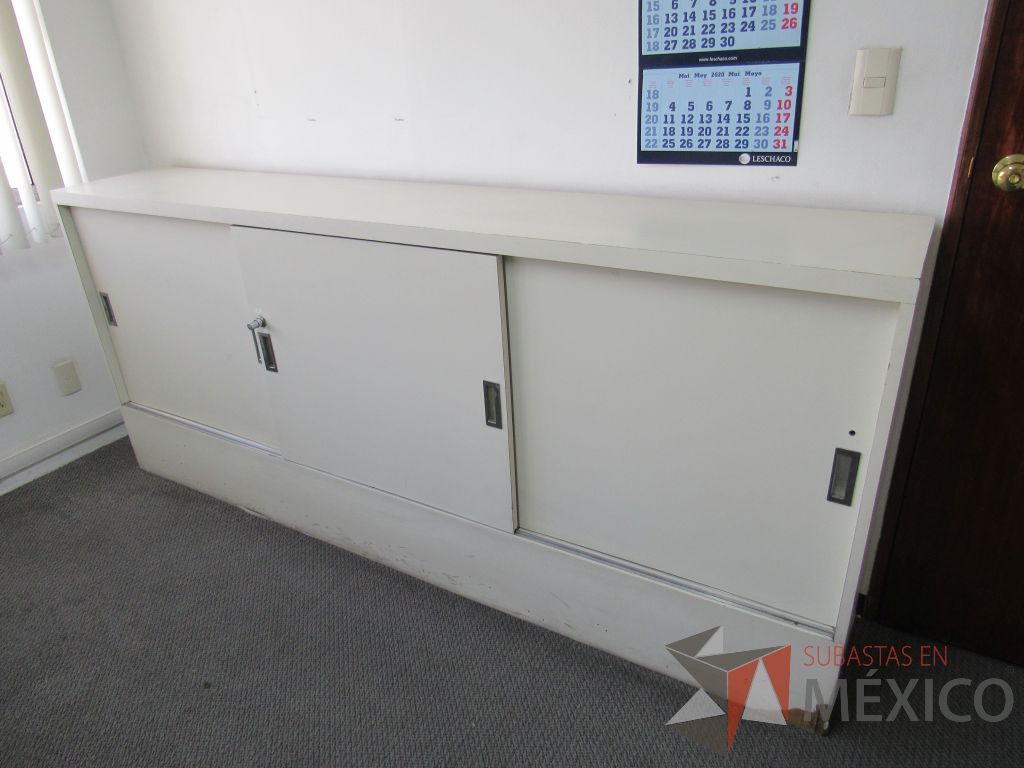 Lote 016 - Gabinete tipo madera con 3 puertas y 1 entrepaño color blanco - Imagen 4