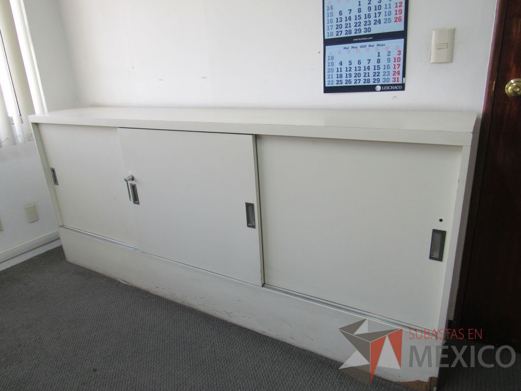 Lote 016 - Gabinete tipo madera con 3 puertas y 1 entrepaño color blanco - Imagen 5