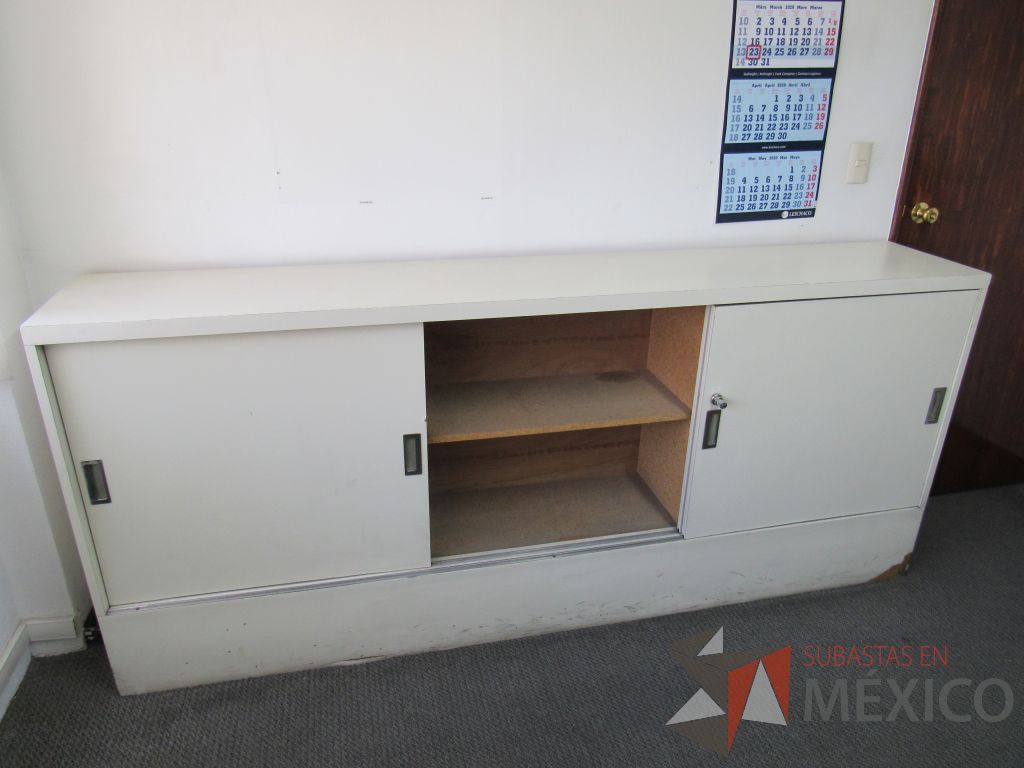 Lote 016 - Gabinete tipo madera con 3 puertas y 1 entrepaño color blanco - Imagen 6
