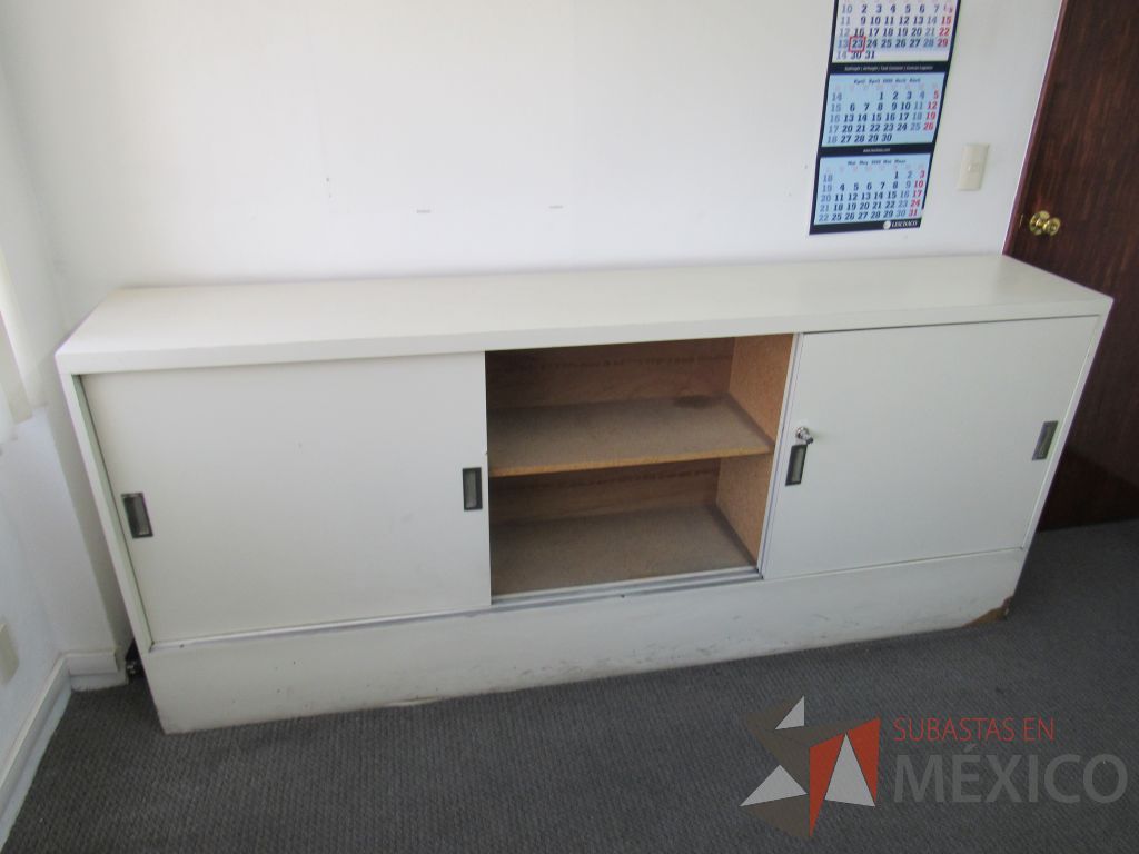 Lote 016 - Gabinete tipo madera con 3 puertas y 1 entrepaño color blanco - Imagen 7