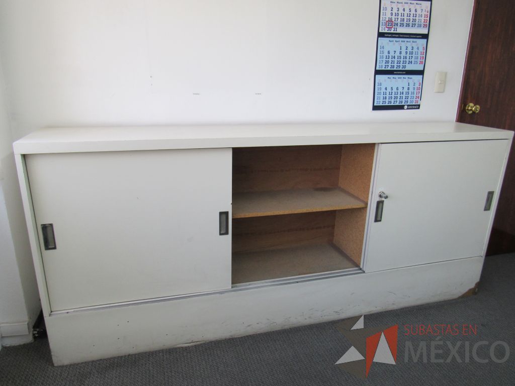 Lote 016 - Gabinete tipo madera con 3 puertas y 1 entrepaño color blanco - Imagen 2