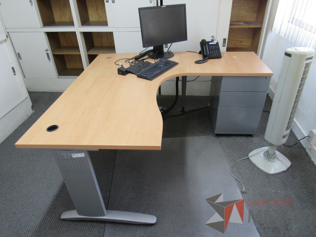 Lote 030 - Escritorio en escuadra con base metálica, archivero de pedestal de 3 cajones y cubierta tipo madera. - Imagen 3