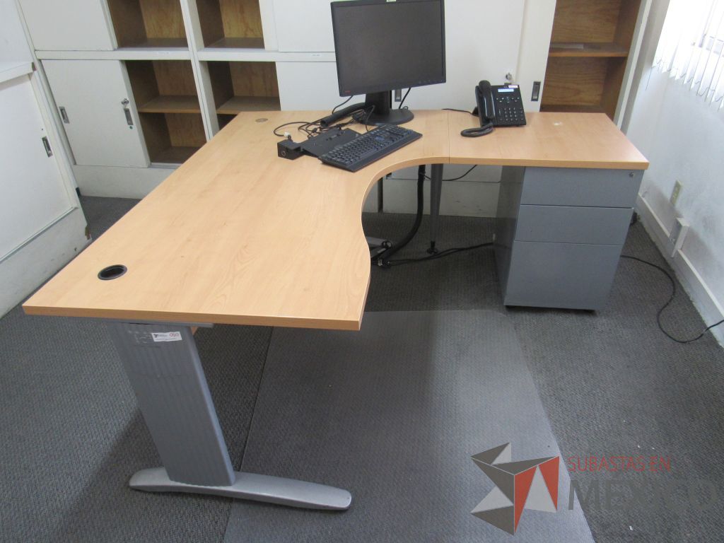 Lote 030 - Escritorio en escuadra con base metálica, archivero de pedestal de 3 cajones y cubierta tipo madera. - Imagen 6